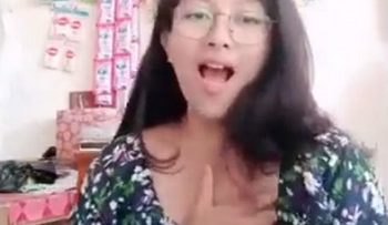 Live Omek Sambil Jaga Warung Sampai Crot