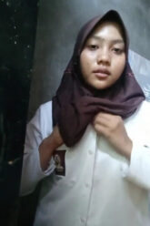 ITA Hijab Pakai Seragam Skolah Ngocok