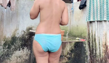 HRSTY Live Mandi Semi Outdoor Sambil Ngocok